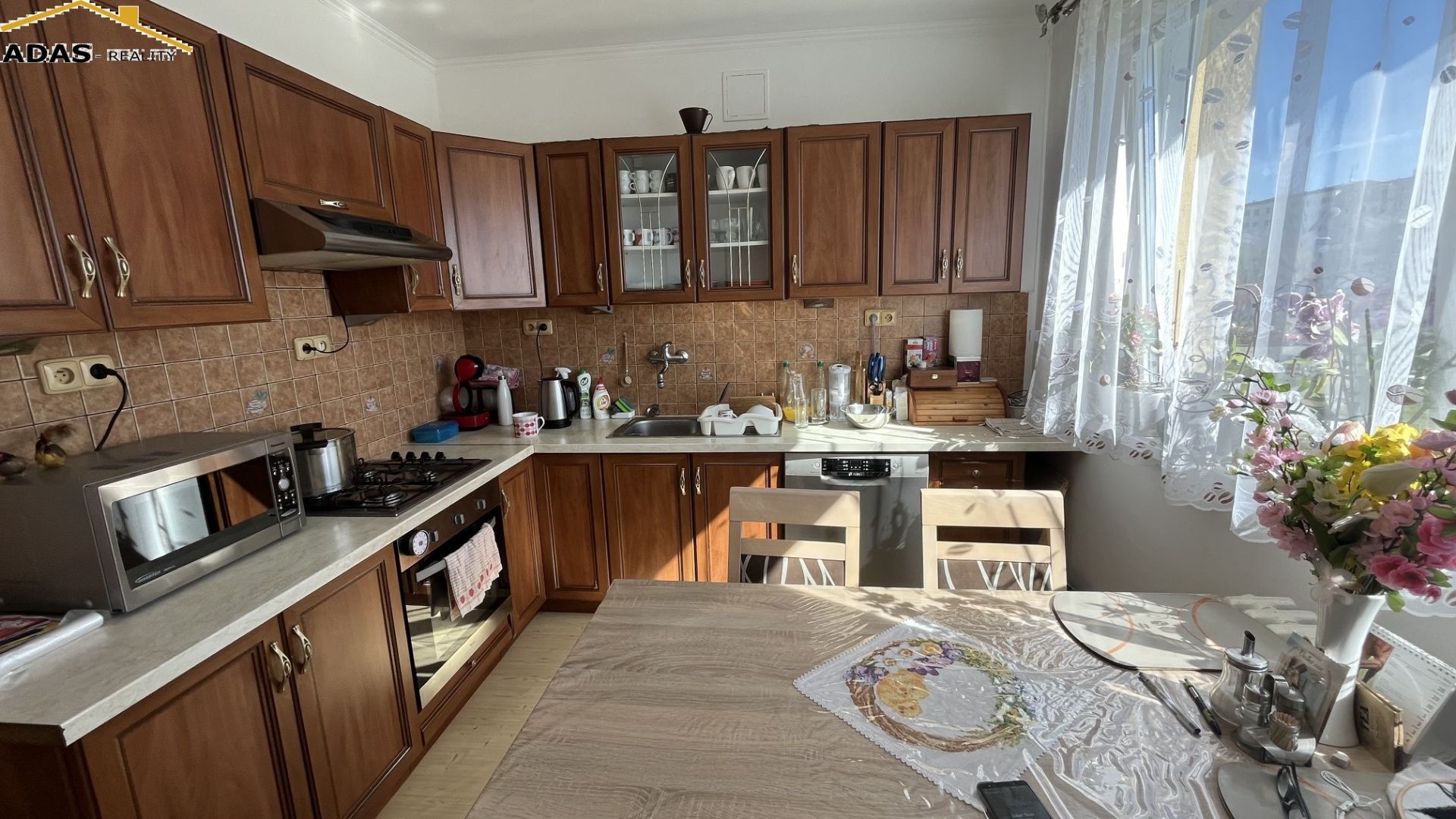 Ponúkame na predaj 4- izbový dvojgeneračný byt s balkónom.