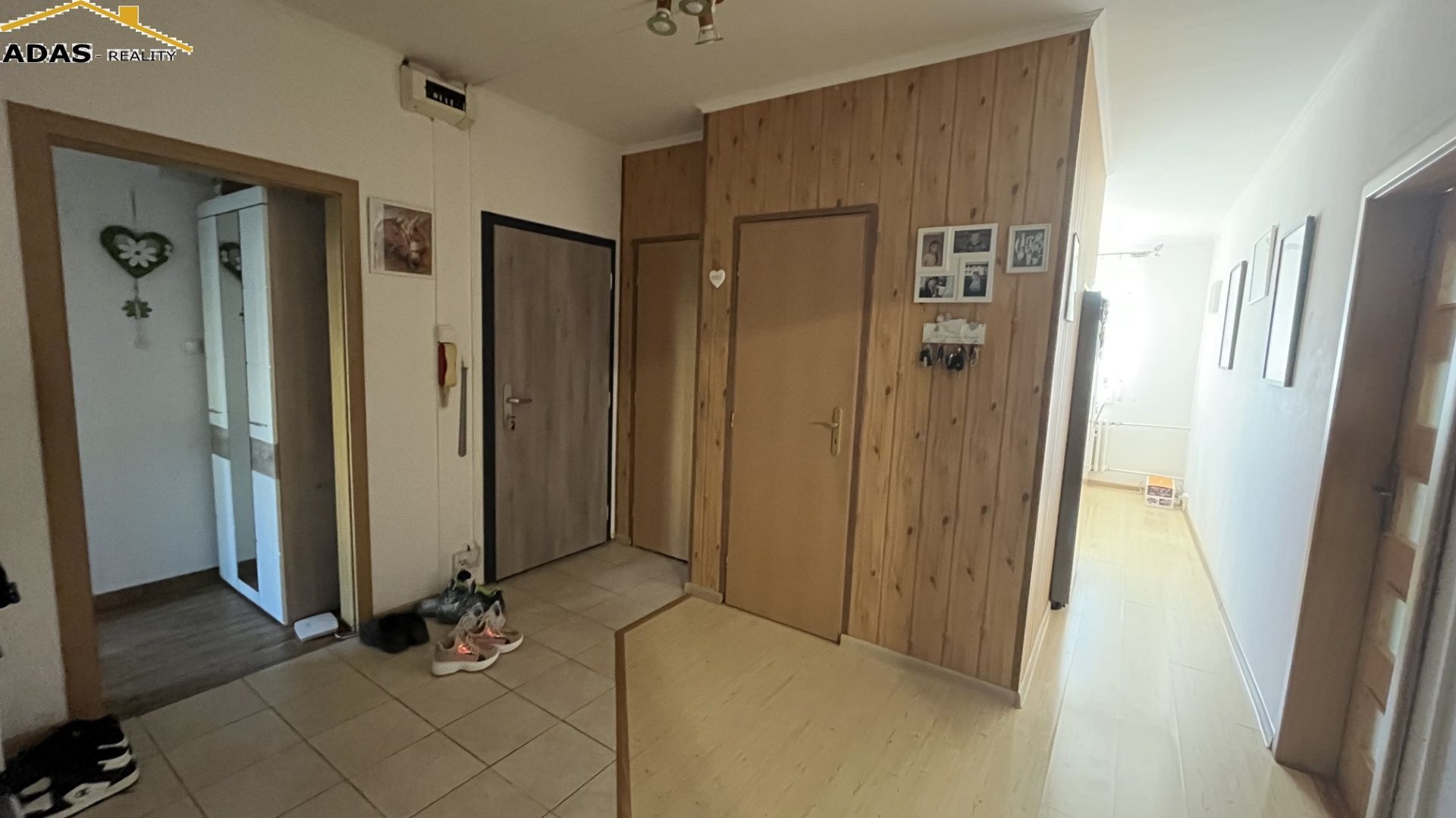 Ponúkame na predaj 4- izbový dvojgeneračný byt s balkónom.