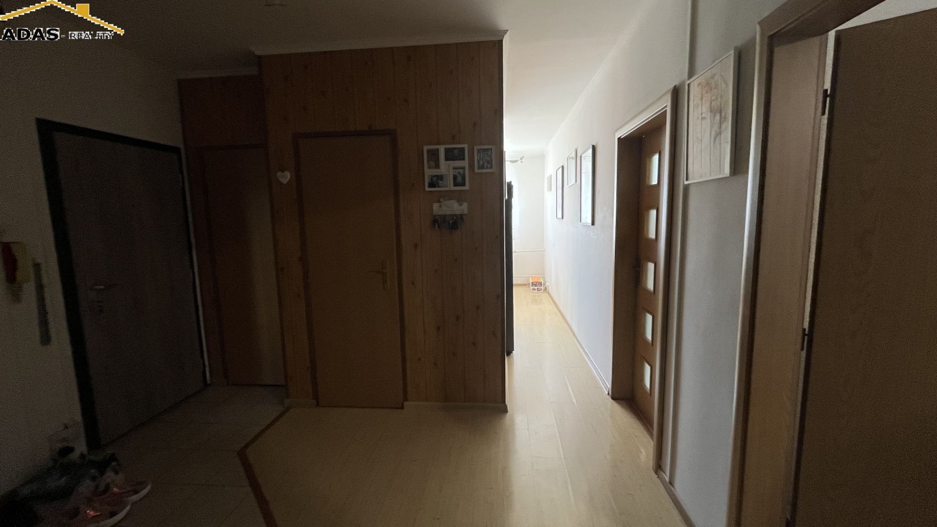 Ponúkame na predaj 4- izbový dvojgeneračný byt s balkónom.