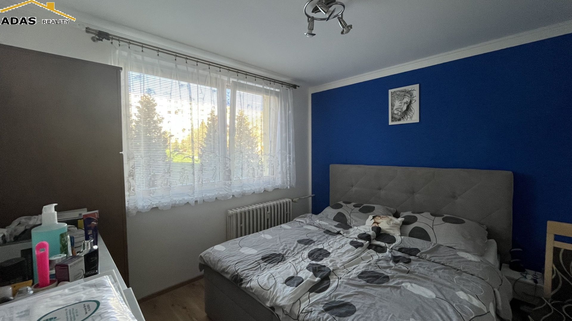 Ponúkame na predaj 4- izbový dvojgeneračný byt s balkónom.