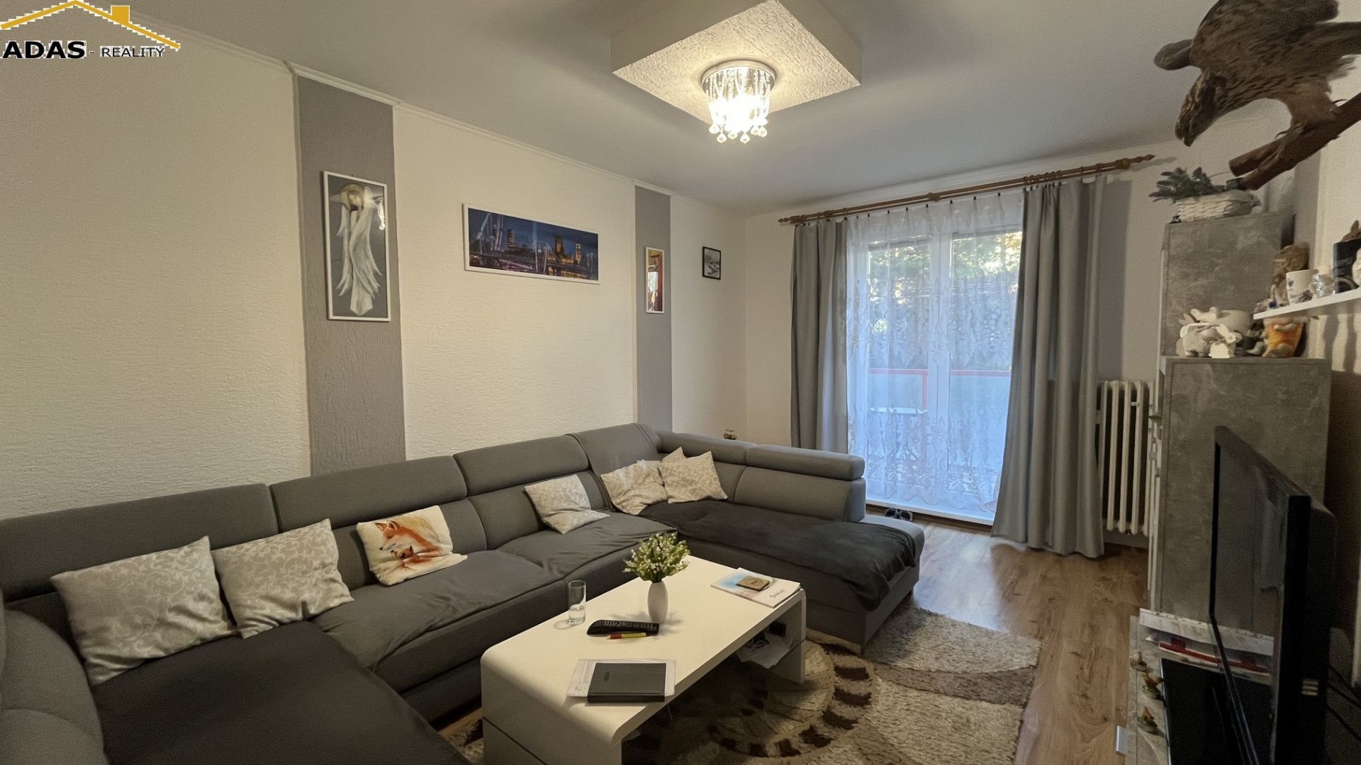 Ponúkame na predaj 4- izbový dvojgeneračný byt s balkónom.