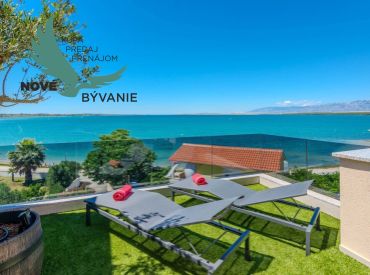 Na predaj novostavba apartmánu s panoramatikým výhľadom na more s jacuzzi na strešnej terase v kráľovskom meste Nin v Chorvátsku