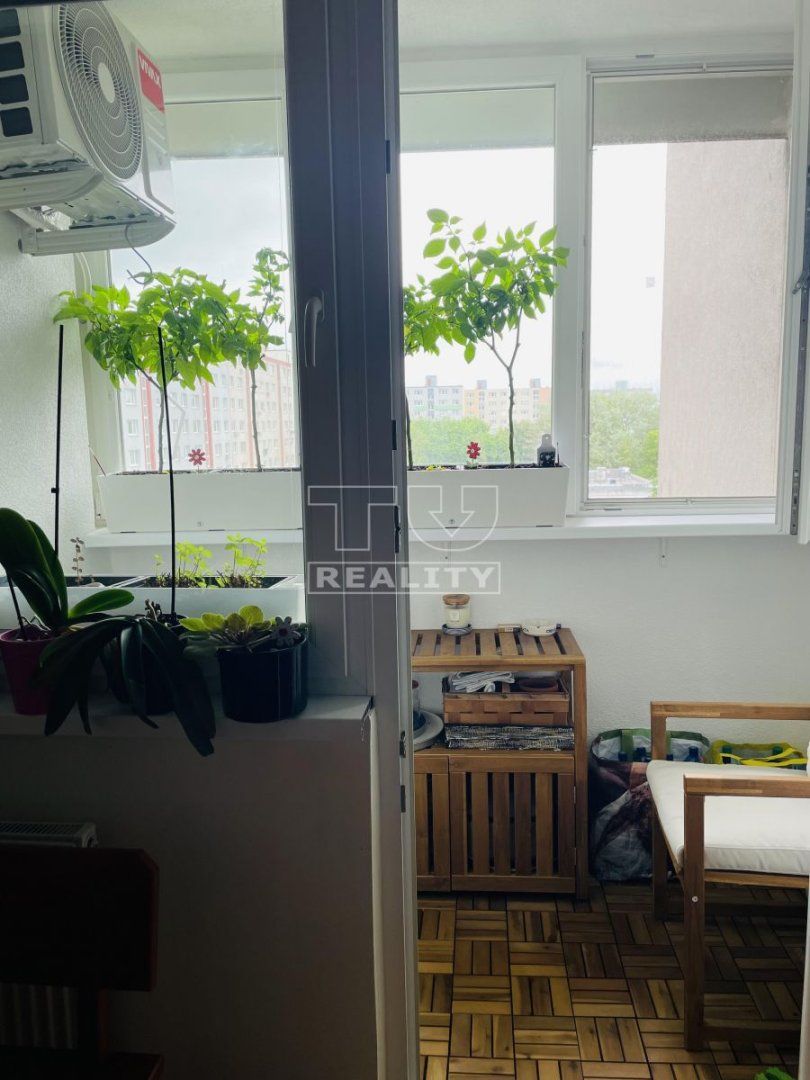 Moderný 3.izbový byt s klimatizáciou a loggiou na Tematínskej v Petržalke -69,76m2+pivnica