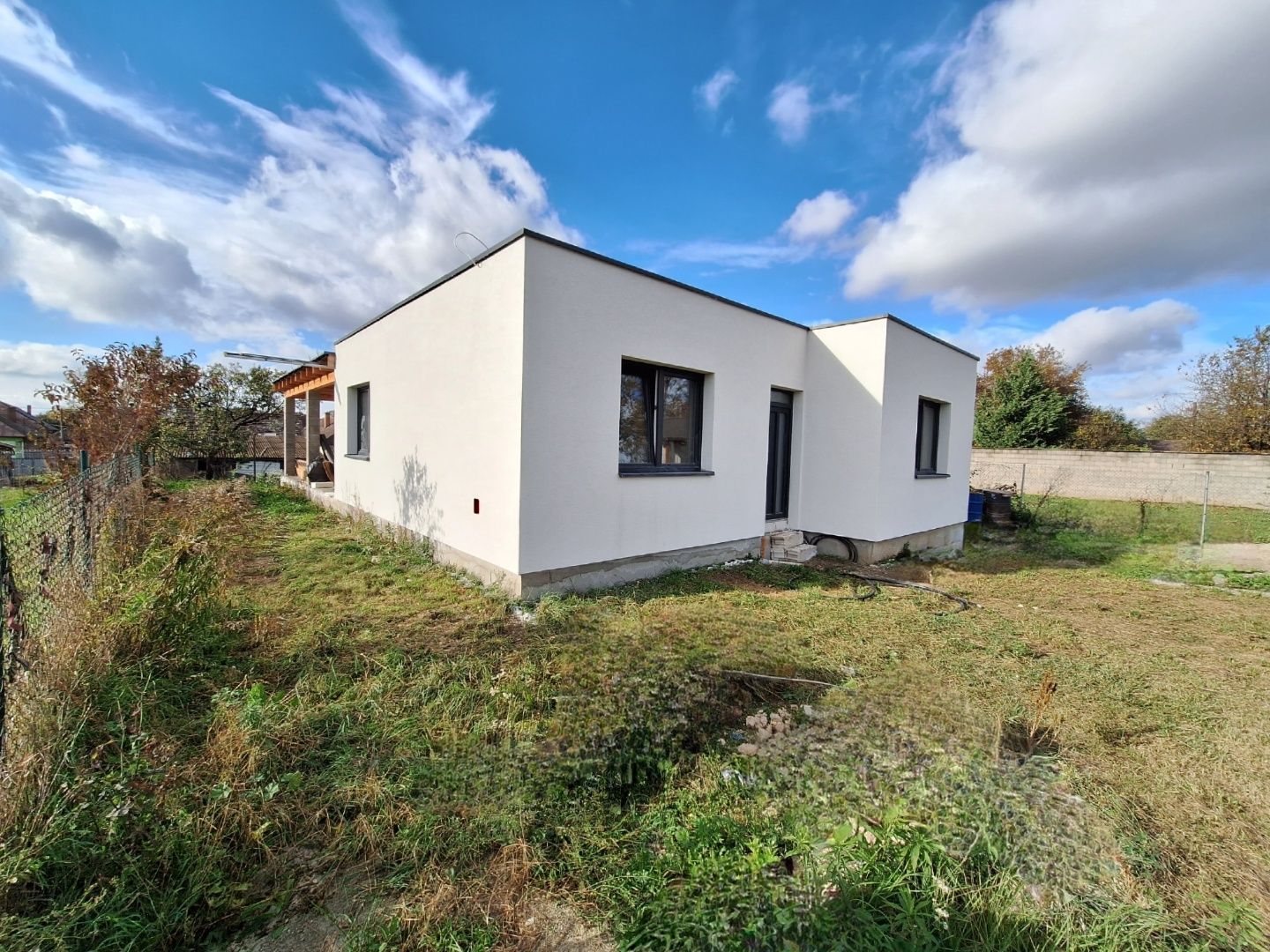 ADOMIS -  predáme nadštandardný 4izbový bungalov 160m2, kompletné IS, pozemok 573m2, tepelné čerpadlo,blízka obec za Šacou,Veľká Ida.