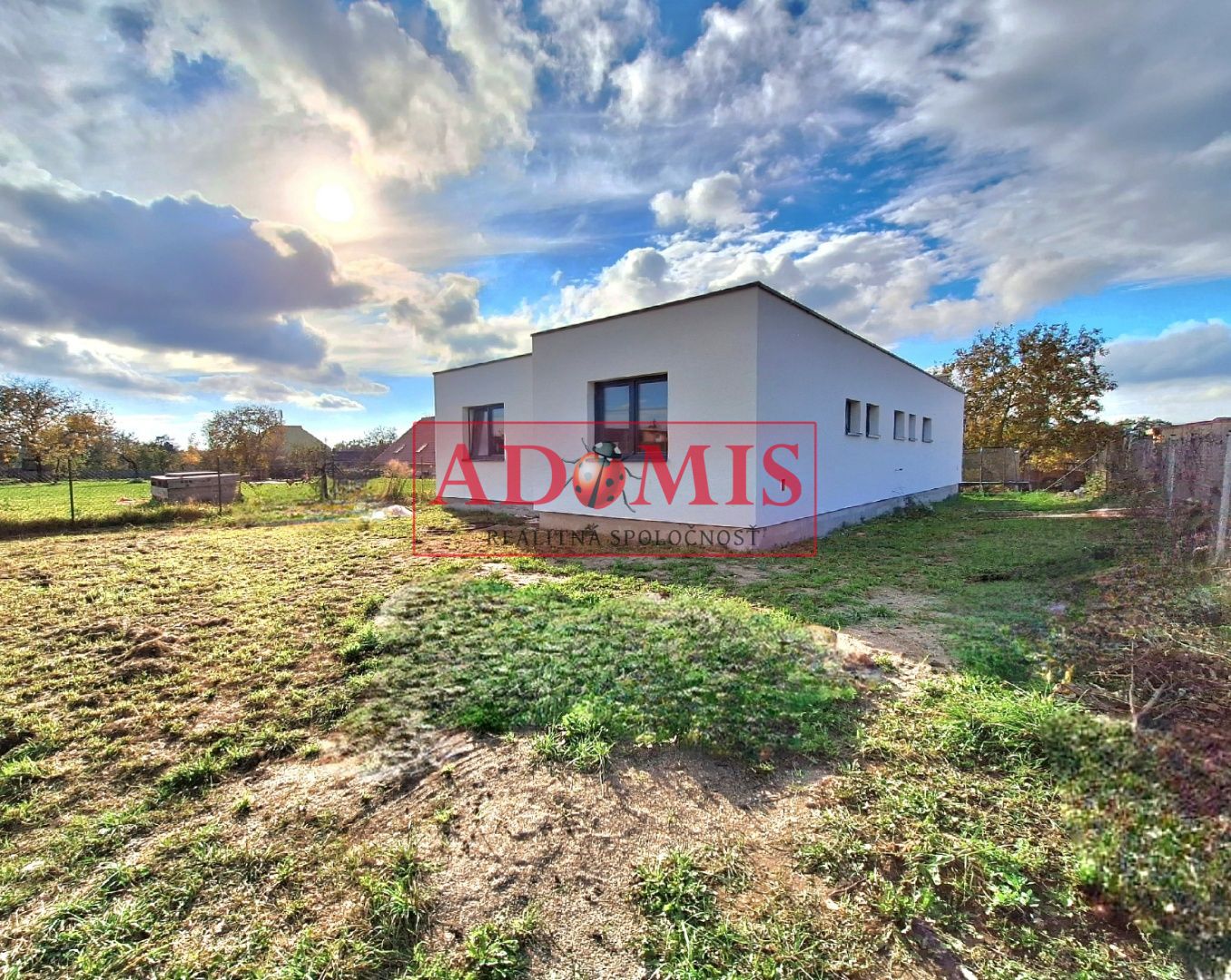 ADOMIS - predáme nadštandardný 4izbový bungalov 160m2, kompletné IS, pozemok 573m2, tepelné čerpadlo,blízka obec za Šacou,Veľká Ida.