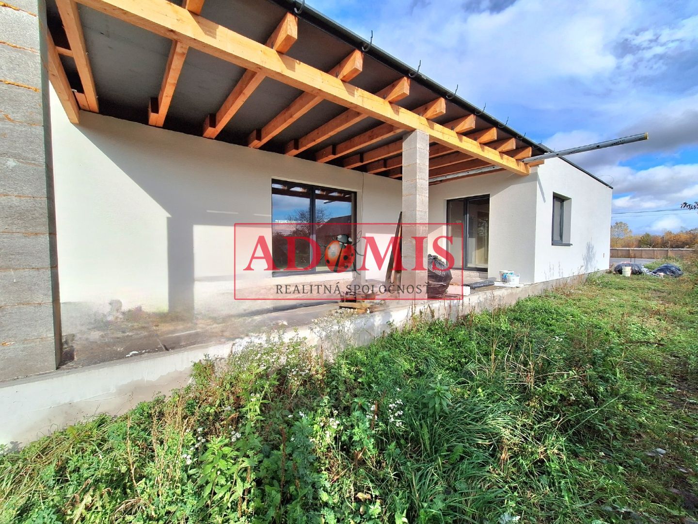 ADOMIS - predáme nadštandardný 4izbový bungalov 160m2, kompletné IS, pozemok 573m2, tepelné čerpadlo,blízka obec za Šacou,Veľká Ida.
