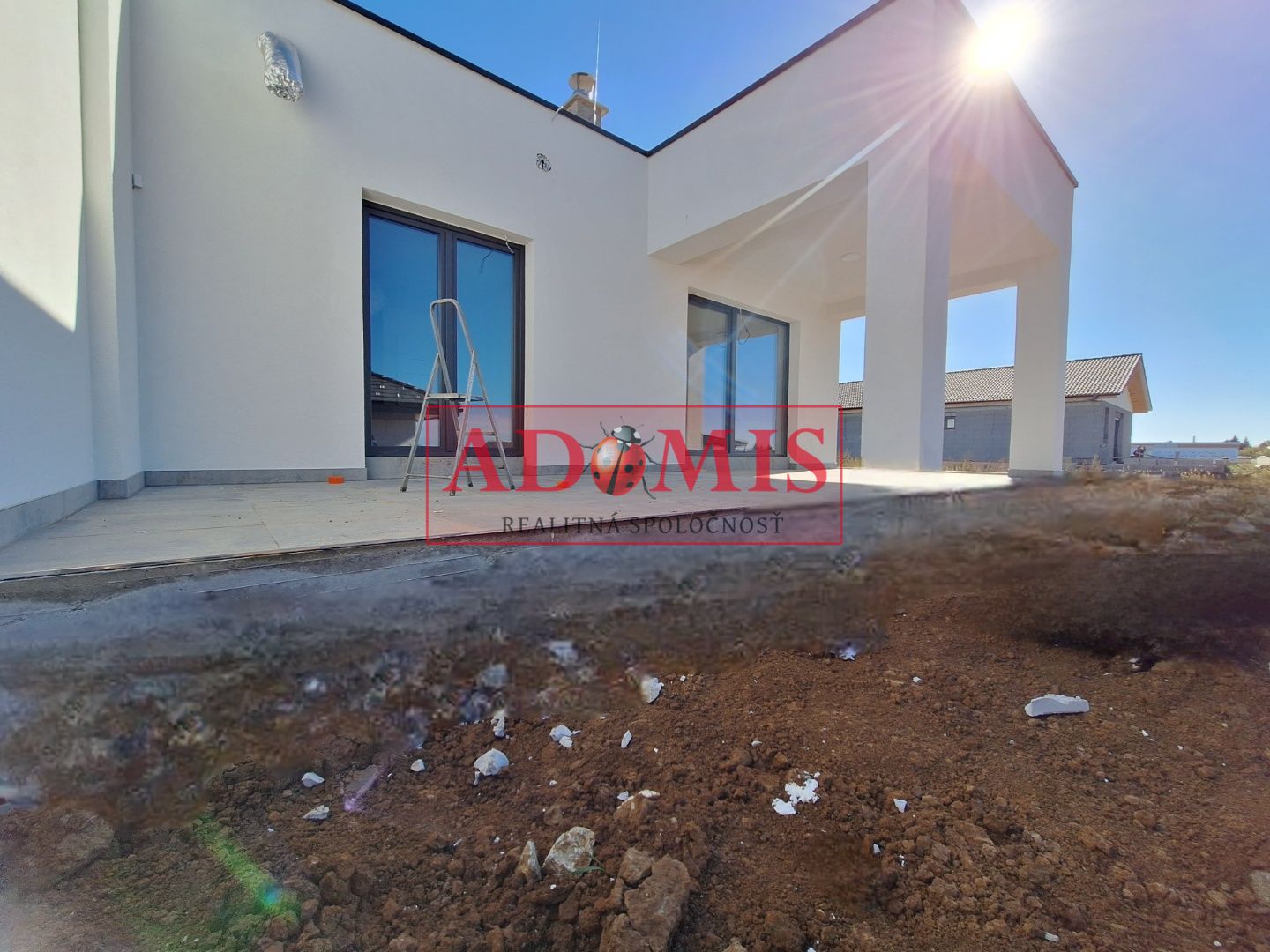 ADOMIS - Predám moderné 5izbové bungalovy 128m2, tepelné čerpadlo, Vyšná Kamenica, len 15min z Košíc.