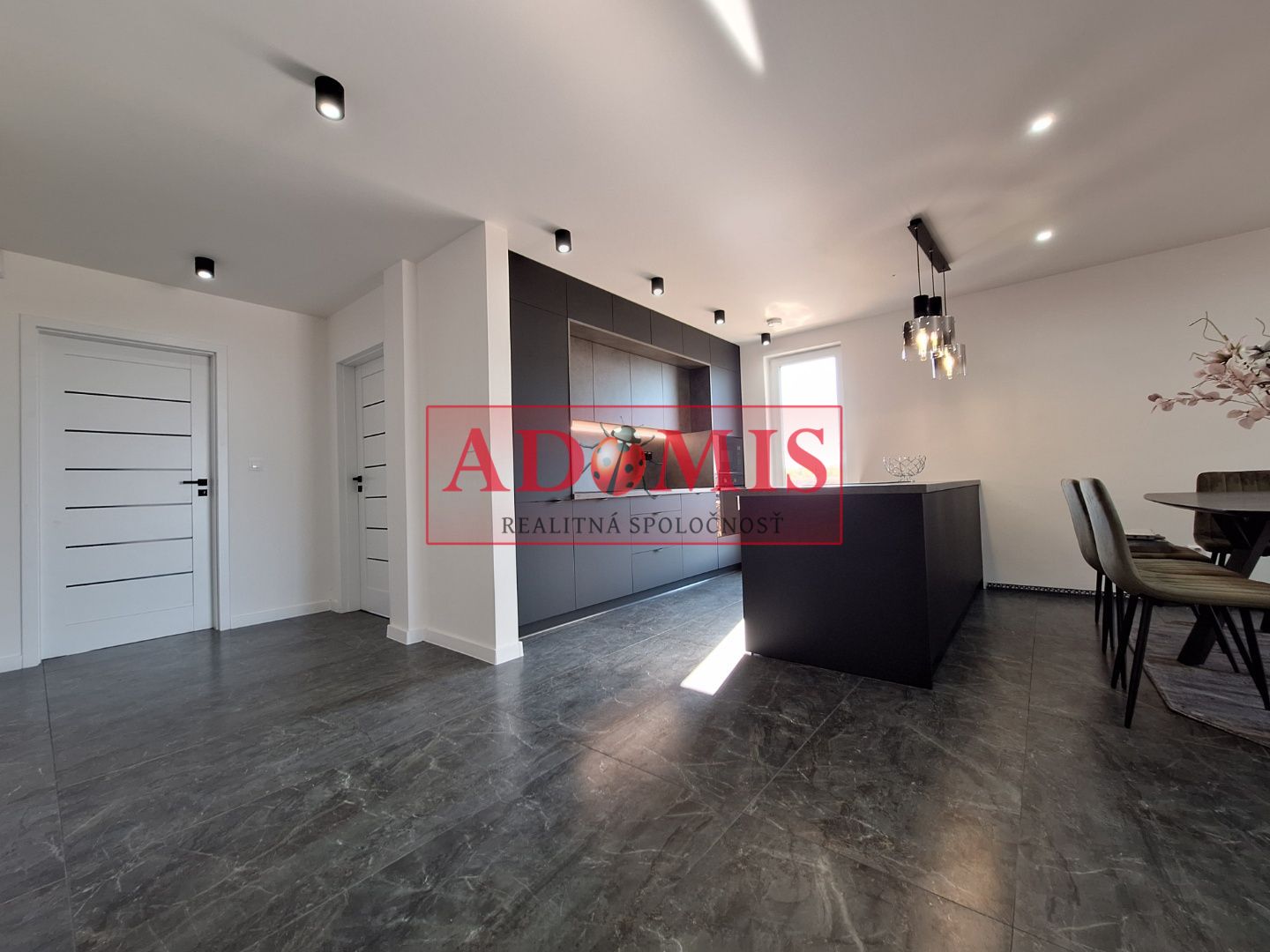 ADOMIS - Predám moderné 5izbové bungalovy 128m2, tepelné čerpadlo, Vyšná Kamenica, len 15min z Košíc.