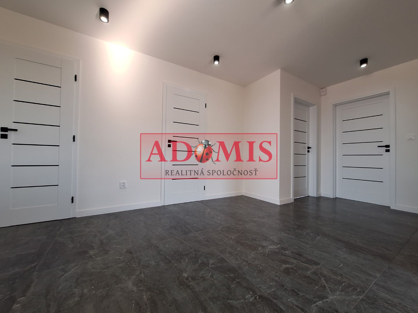 ADOMIS - Predám moderné 5izbové bungalovy 128m2, tepelné čerpadlo, Vyšná Kamenica, len 15min z Košíc.