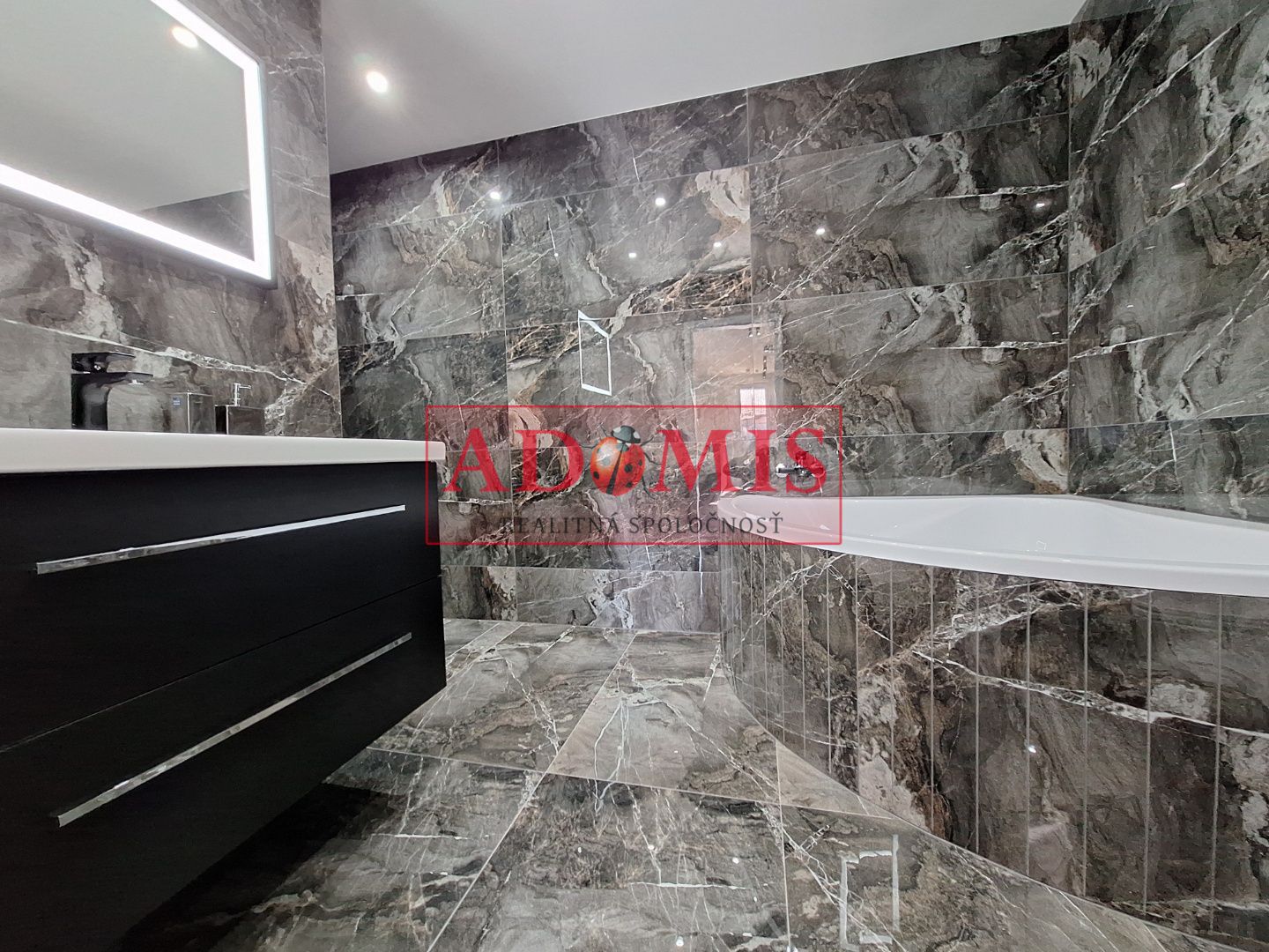 ADOMIS - Predám moderné 5izbové bungalovy 128m2, tepelné čerpadlo, Vyšná Kamenica, len 15min z Košíc.