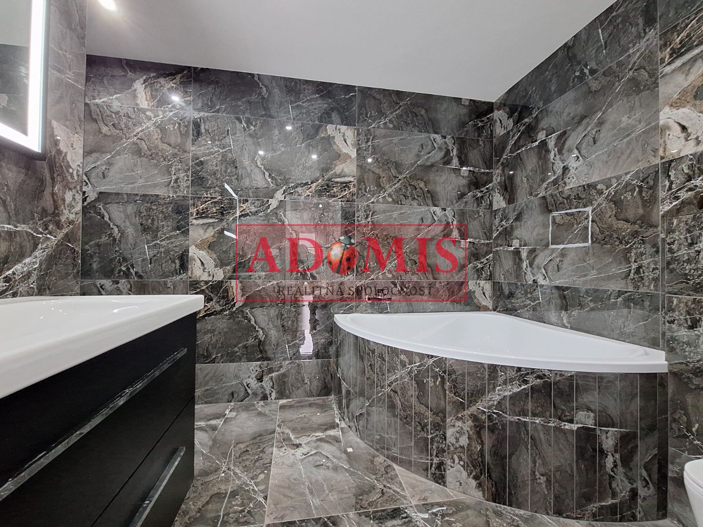 ADOMIS - Predám moderné 5izbové bungalovy 128m2, tepelné čerpadlo, Vyšná Kamenica, len 15min z Košíc.