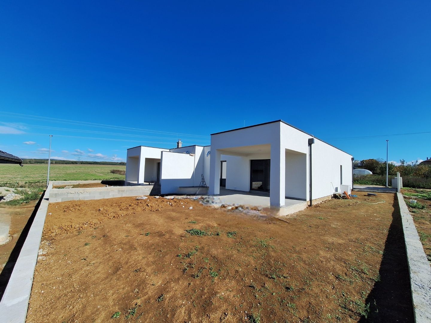 ADOMIS - Predám moderné 5izbové bungalovy 128m2, tepelné čerpadlo, Vyšná Kamenica, len 15min z Košíc.