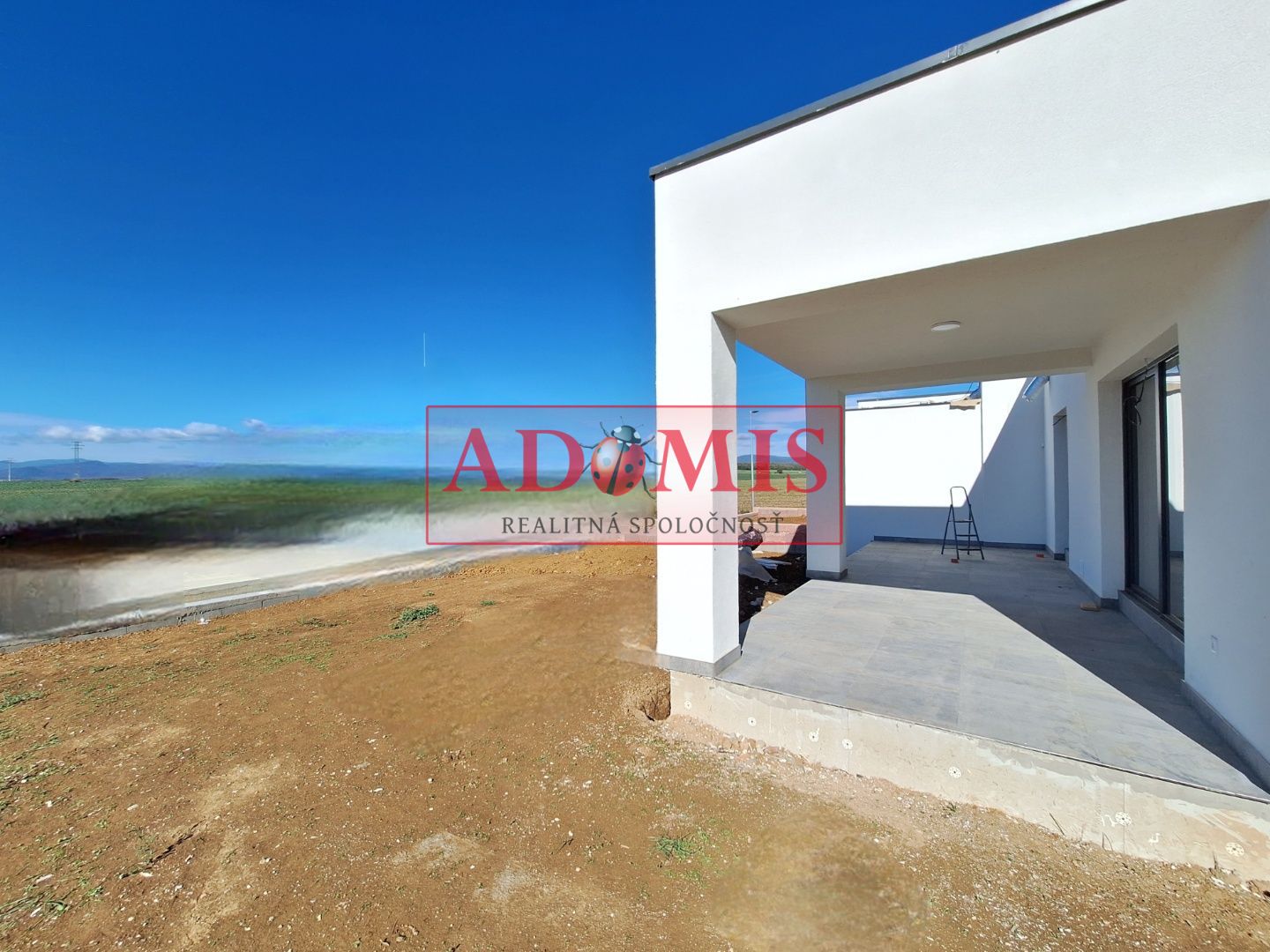 ADOMIS - Predám moderné 5izbové bungalovy 128m2, tepelné čerpadlo, Vyšná Kamenica, len 15min z Košíc.