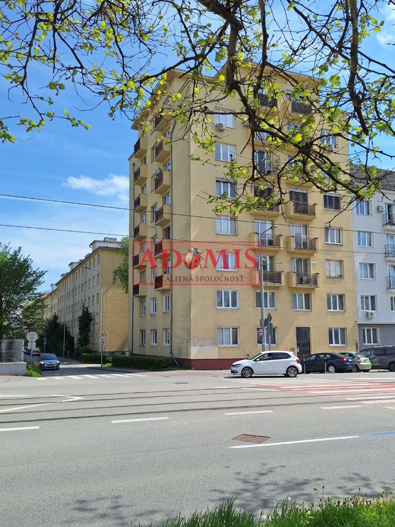ADOMIS - predám 2-izb tehlový priestranný byt 70m2, balkón, rekonštrukcia, Komenského ulica Košice