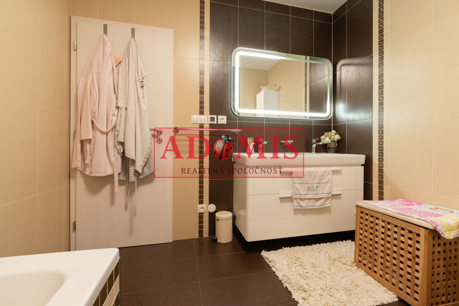ADOMIS - predám 8-izbový priestraný rodinný dom, úžitková plocha 473 m2, Rulandská ulica, Košice - Krásna, Na Hore