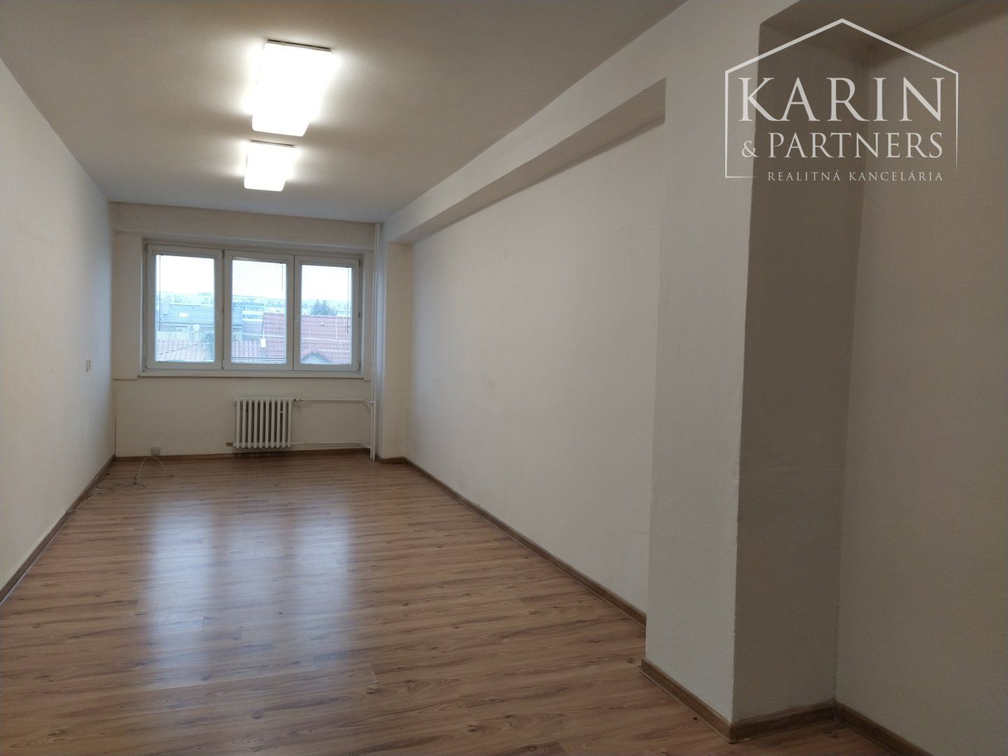 LEN: 270.-€/ mesiac! Prenájom kancelária/ viacúčelová miestnosť 27m2 + parkovanie, Bulharská ul., BA II., Trnávka.