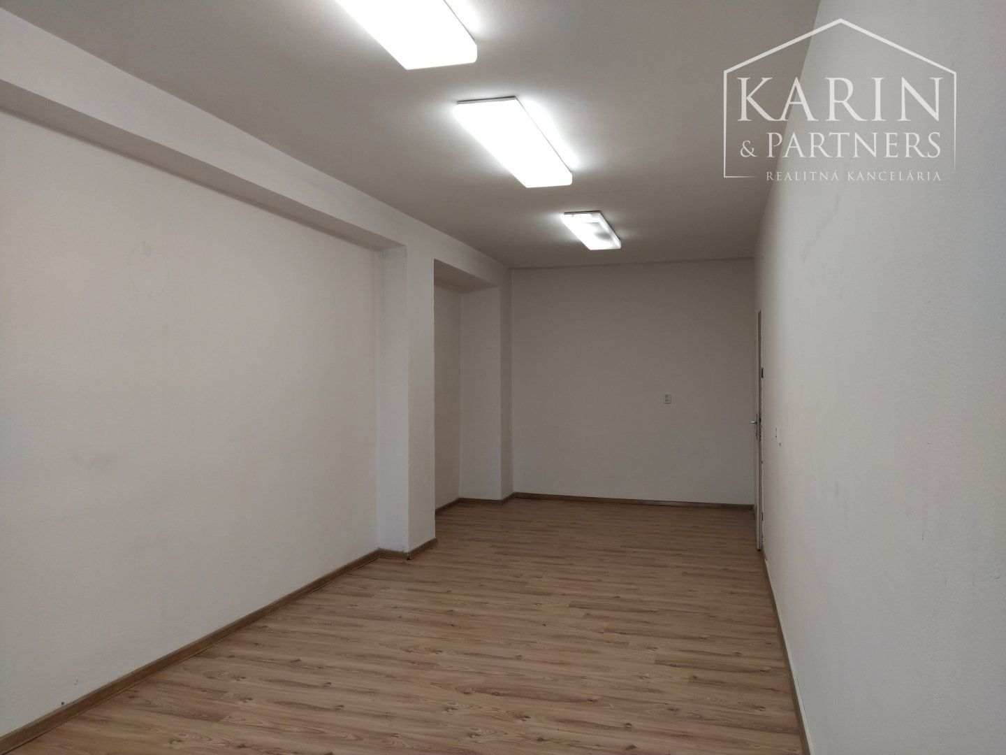 LEN: 270.-€/ mesiac! Prenájom kancelária/ viacúčelová miestnosť 27m2 + parkovanie, Bulharská ul., BA II., Trnávka.