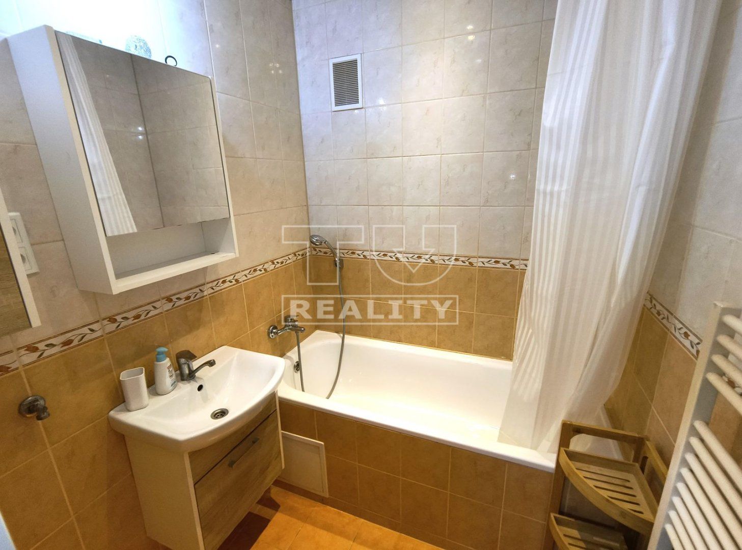 Byt 2 izbový s lodžiou, centrum mesta Prešov, 65 m2