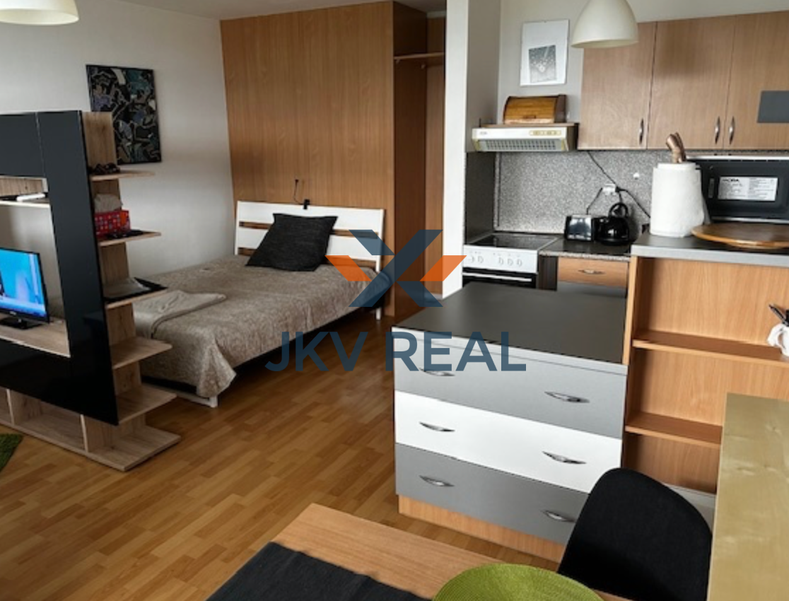 JKVreal ponúka na predaj jednoizbový byt s parkovacím státím na Tomášikovej ulici