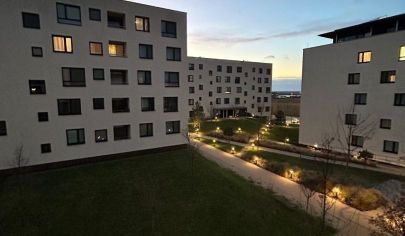 V NOVOSTAVBE BORY HNEĎ ZA NEMOCNICOU ZARIADENÝ 3 IZBOVÝ BYT S LOGGIOU, PIVNICOU A PARKOVACÍM MIESTOM