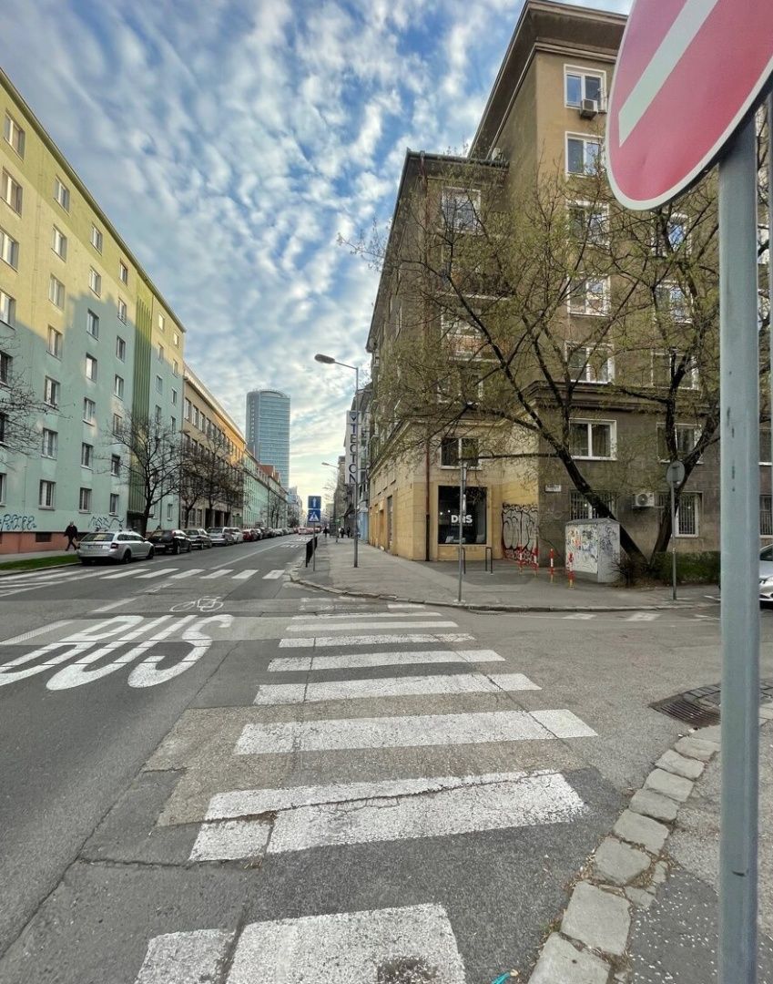 Ponúkame Vám na predaj priestranný 2i byt v lukratívnej lokalite Bratislavy – Staré Mesto