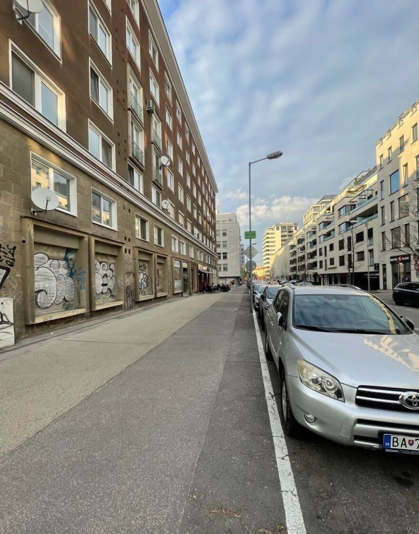 Ponúkame Vám na predaj priestranný 2i byt v lukratívnej lokalite Bratislavy – Staré Mesto