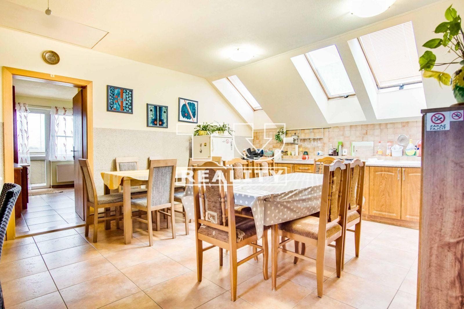 Veľký 7-izbový rodinný dvojgeneračný dom s garážou, ROVINKA, 621 m²