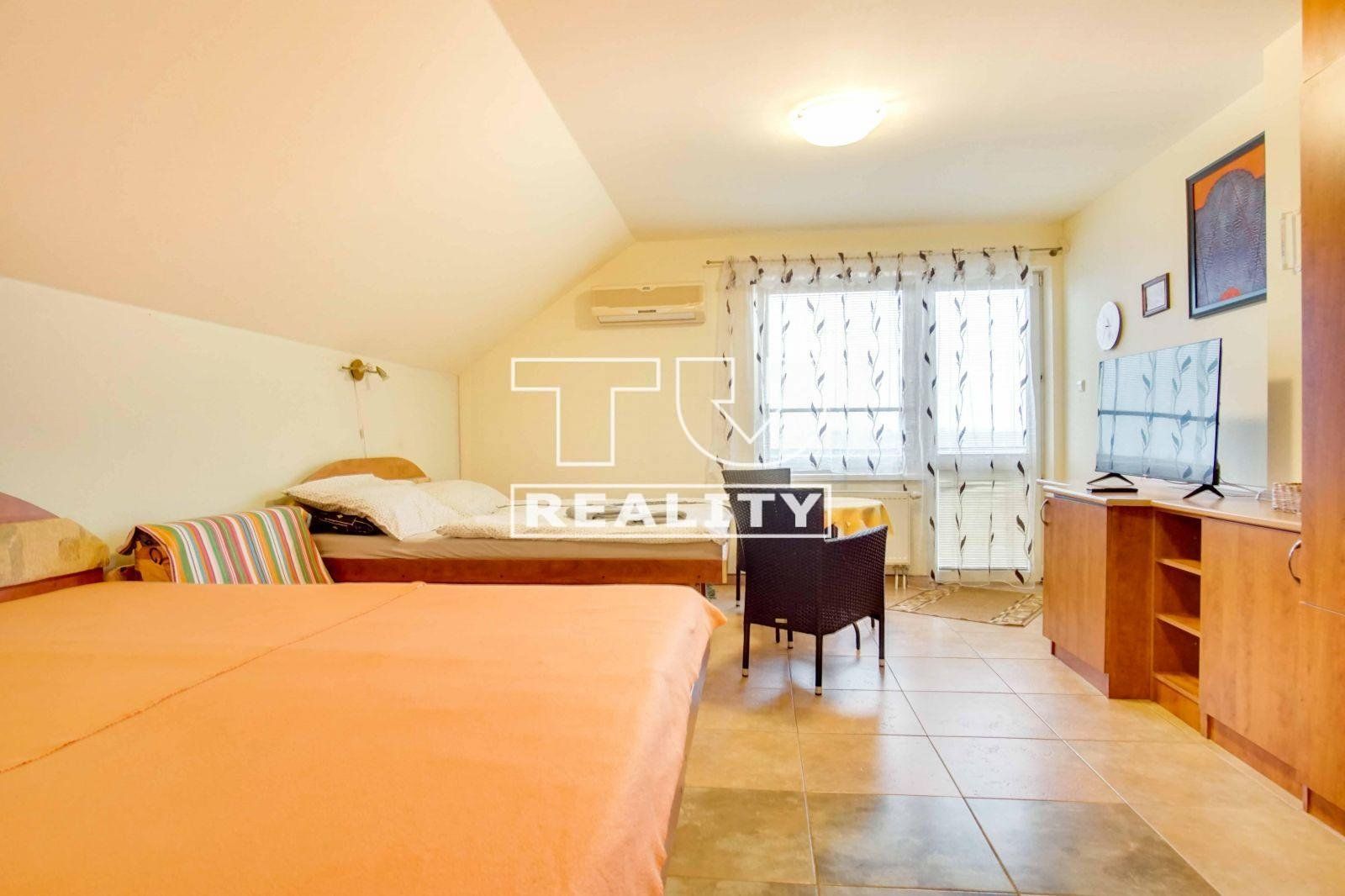 Veľký 7-izbový rodinný dvojgeneračný dom s garážou, ROVINKA, 621 m²