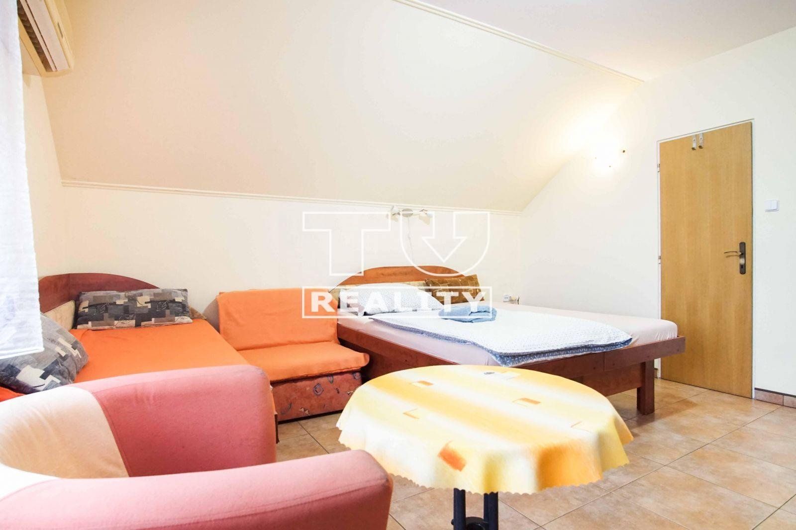 Veľký 7-izbový rodinný dvojgeneračný dom s garážou, ROVINKA, 621 m²
