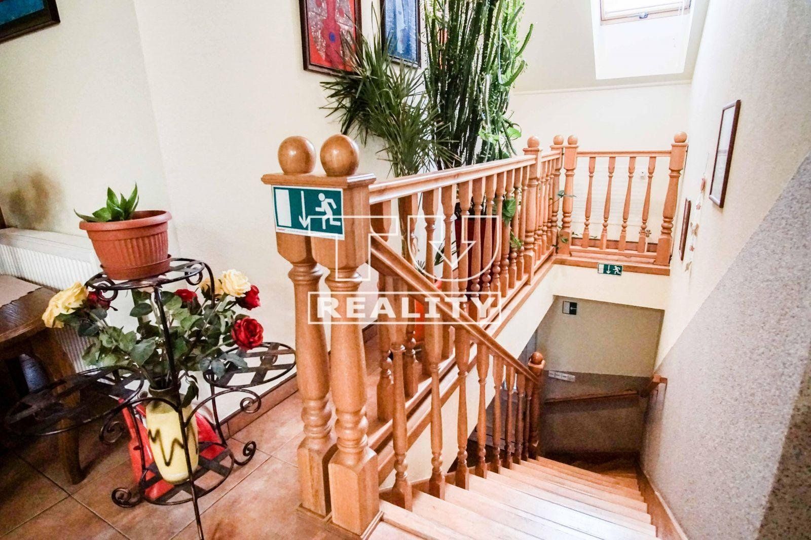 Veľký 7-izbový rodinný dvojgeneračný dom s garážou, ROVINKA, 621 m²