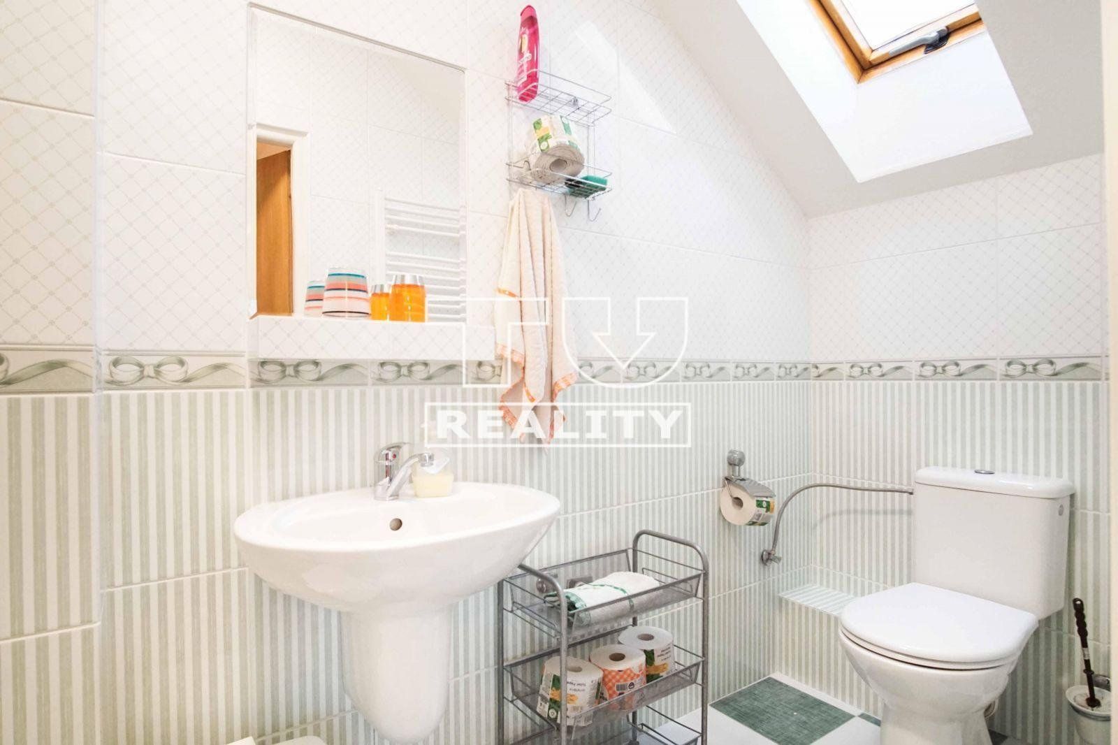 Veľký 7-izbový rodinný dvojgeneračný dom s garážou, ROVINKA, 621 m²