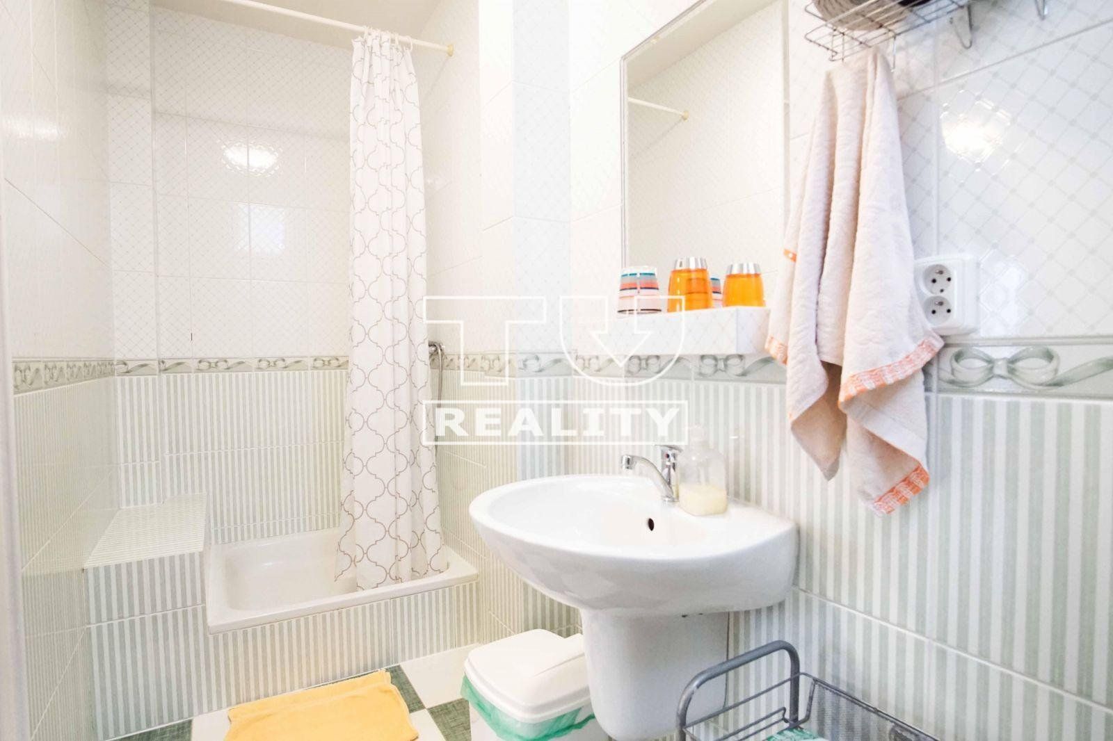 Veľký 7-izbový rodinný dvojgeneračný dom s garážou, ROVINKA, 621 m²