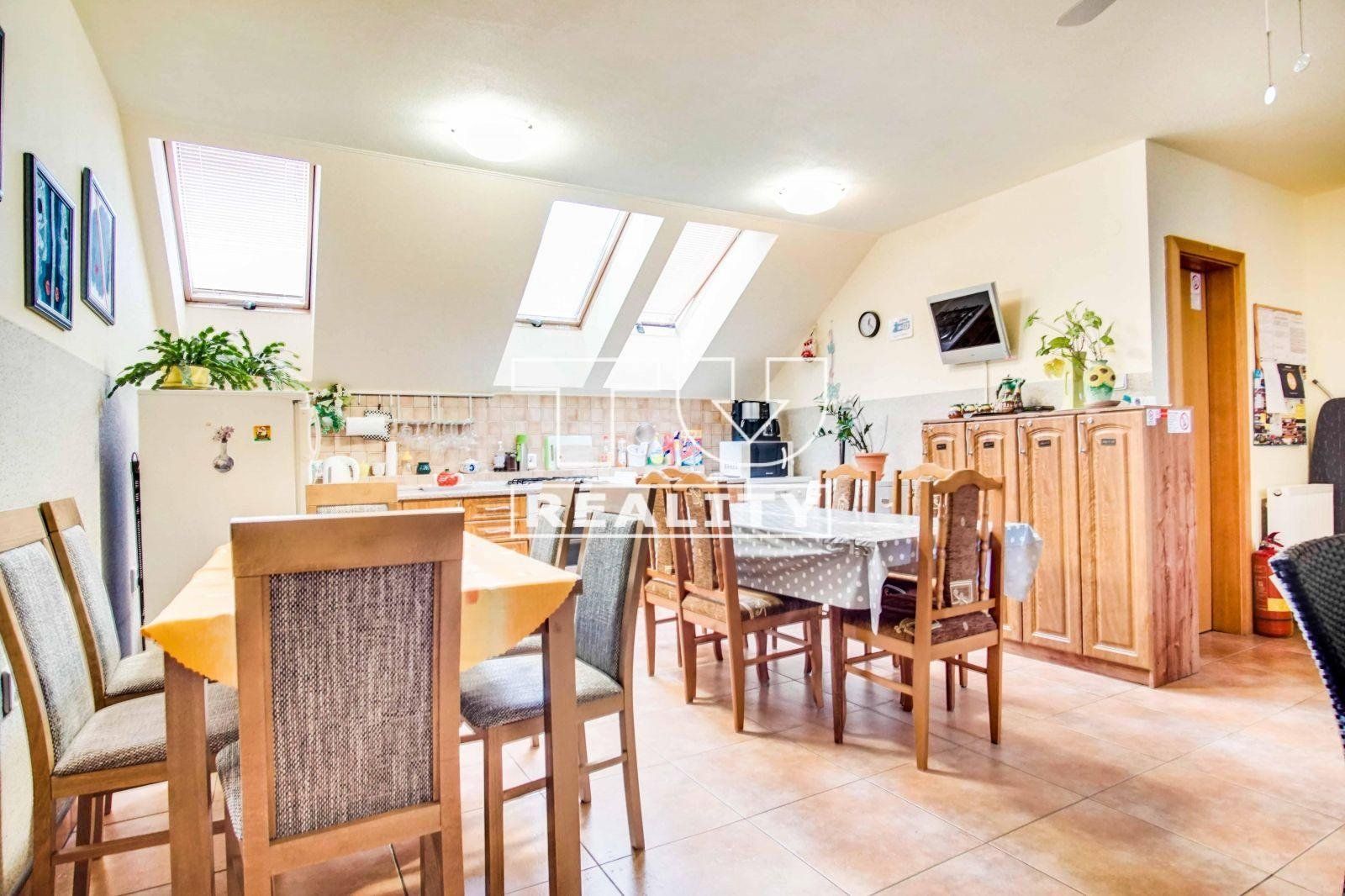 Veľký 7-izbový rodinný dvojgeneračný dom s garážou, ROVINKA, 621 m²