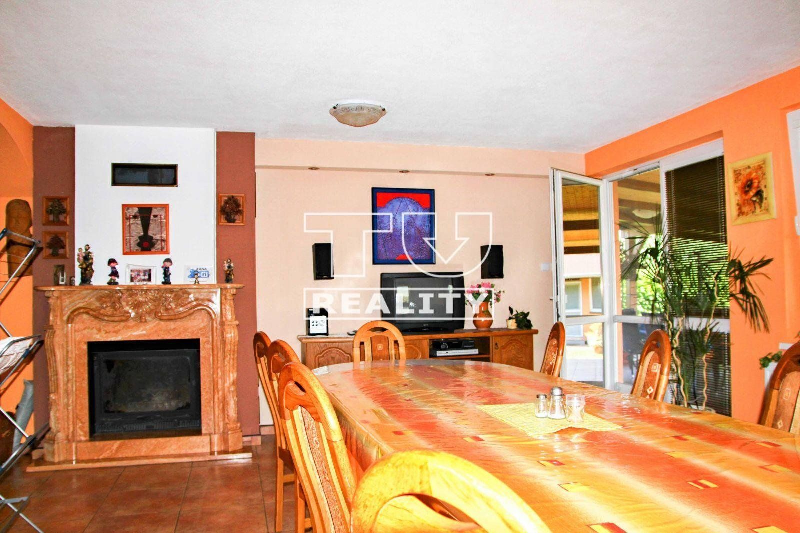 Veľký 7-izbový rodinný dvojgeneračný dom s garážou, ROVINKA, 621 m²