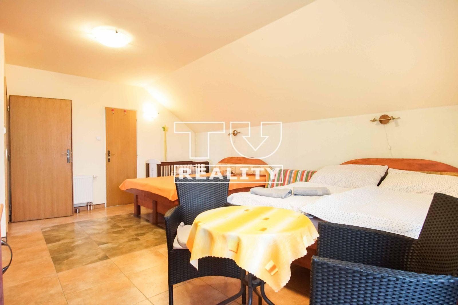 Veľký 7-izbový rodinný dvojgeneračný dom s garážou, ROVINKA, 621 m²