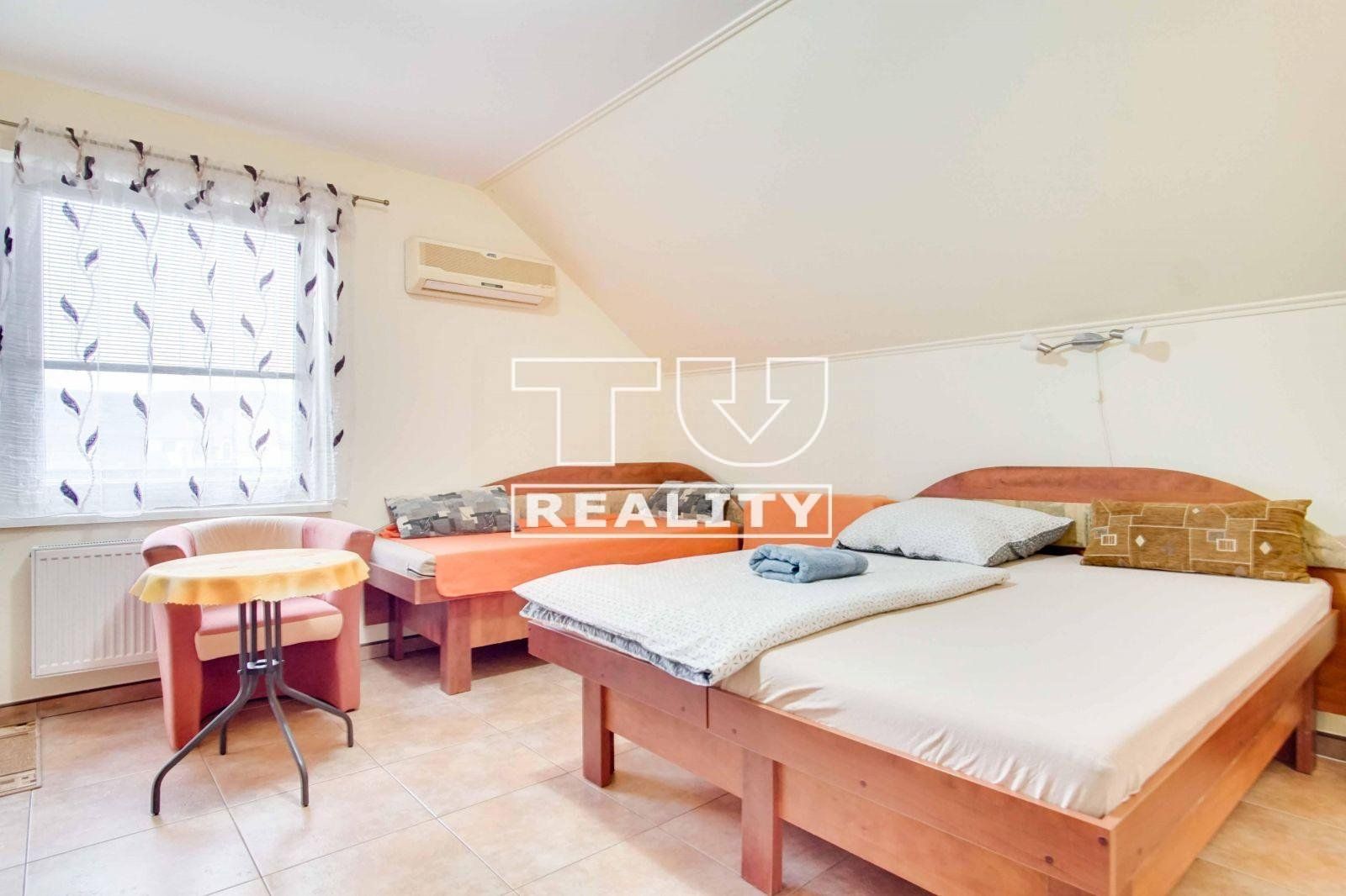 Veľký 7-izbový rodinný dvojgeneračný dom s garážou, ROVINKA, 621 m²