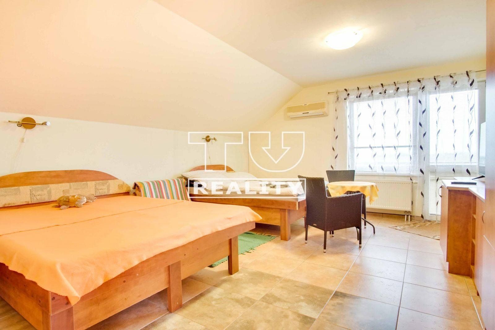 Veľký 7-izbový rodinný dvojgeneračný dom s garážou, ROVINKA, 621 m²