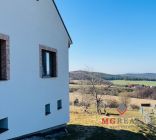 Na predaj 5 i RD v Radobici s krásnym výhľadom pri lese so stajňou pre kone – pozemok 4410 m2