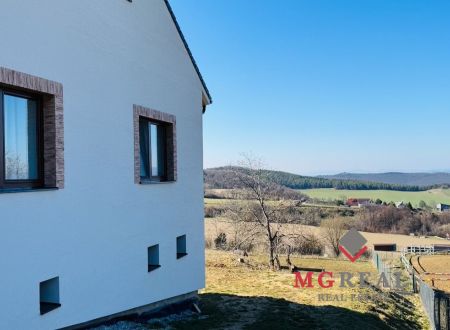 Na predaj 5 i RD v Radobici s krásnym výhľadom pri lese so stajňou pre kone – pozemok 4410 m2