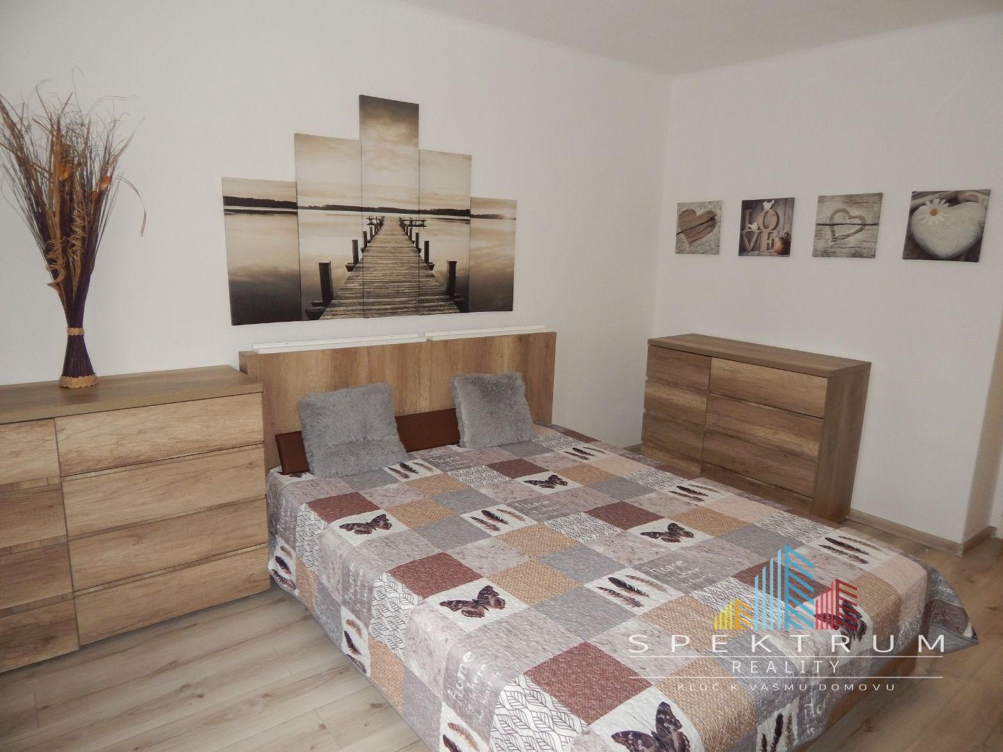 SPEKTRUM REALITY- Na PRENÁJOM komplet rekonštruovaný, zariadený 2- izbový byt, 62.8 m2, Handlová, 29.Augusta
