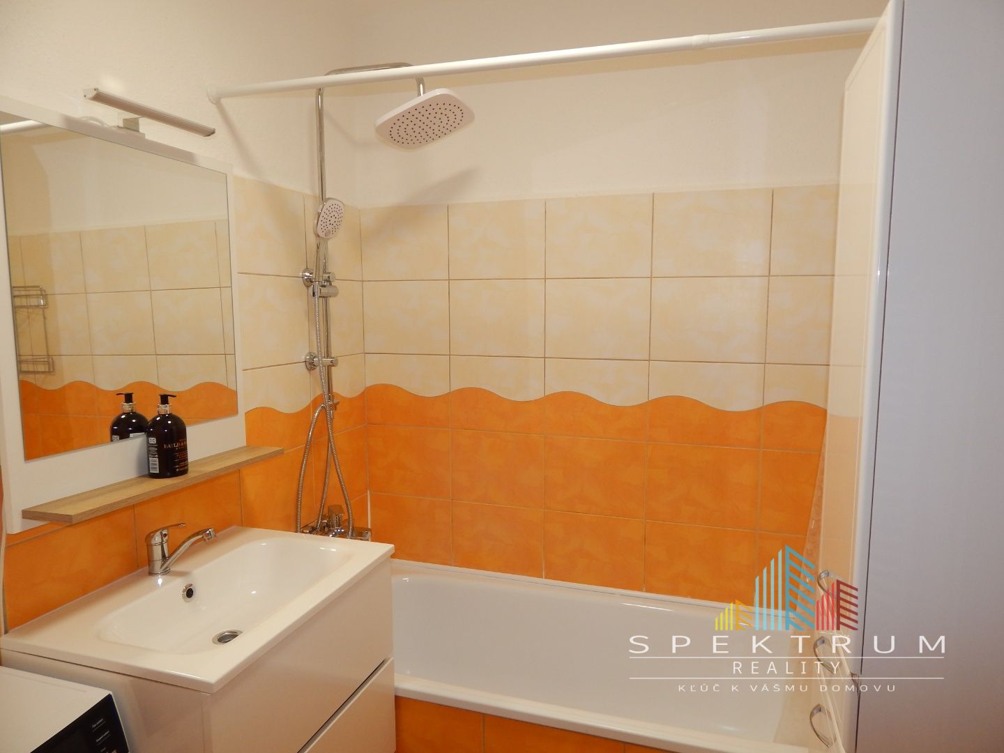 SPEKTRUM REALITY- Na PRENÁJOM komplet rekonštruovaný, zariadený 2- izbový byt, 62.8 m2, Handlová, 29.Augusta