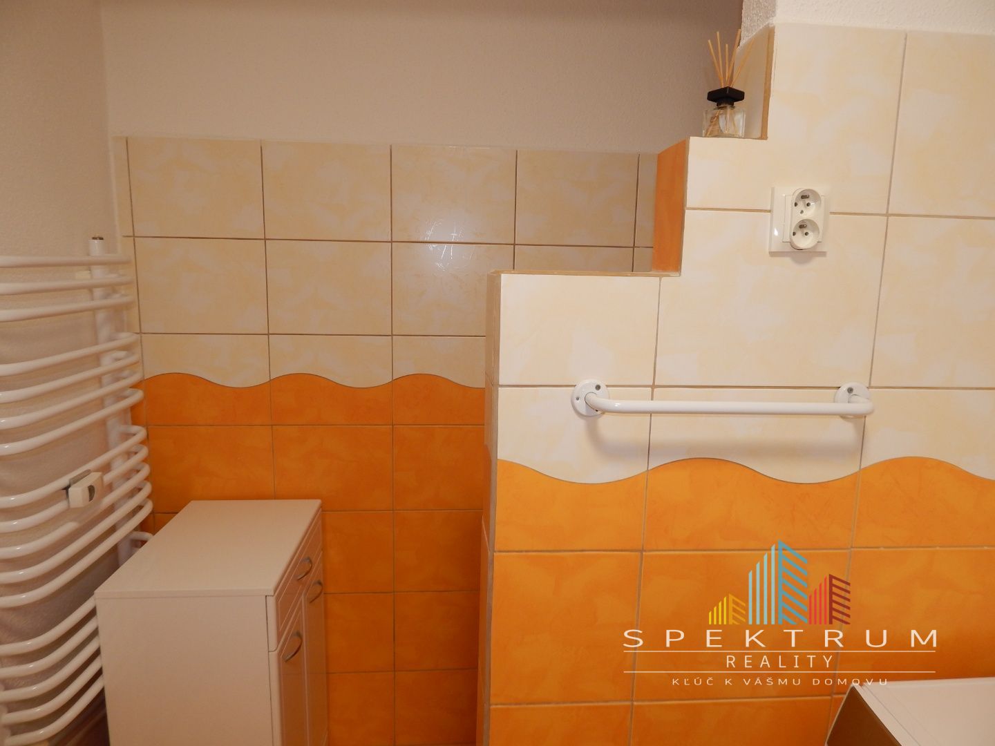 SPEKTRUM REALITY- Na PRENÁJOM komplet rekonštruovaný, zariadený 2- izbový byt, 62.8 m2, Handlová, 29.Augusta