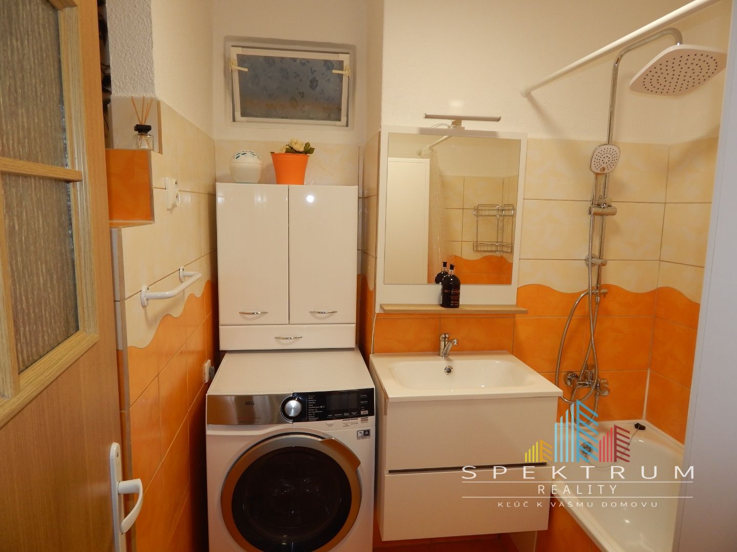 SPEKTRUM REALITY- Na PRENÁJOM komplet rekonštruovaný, zariadený 2- izbový byt, 62.8 m2, Handlová, 29.Augusta