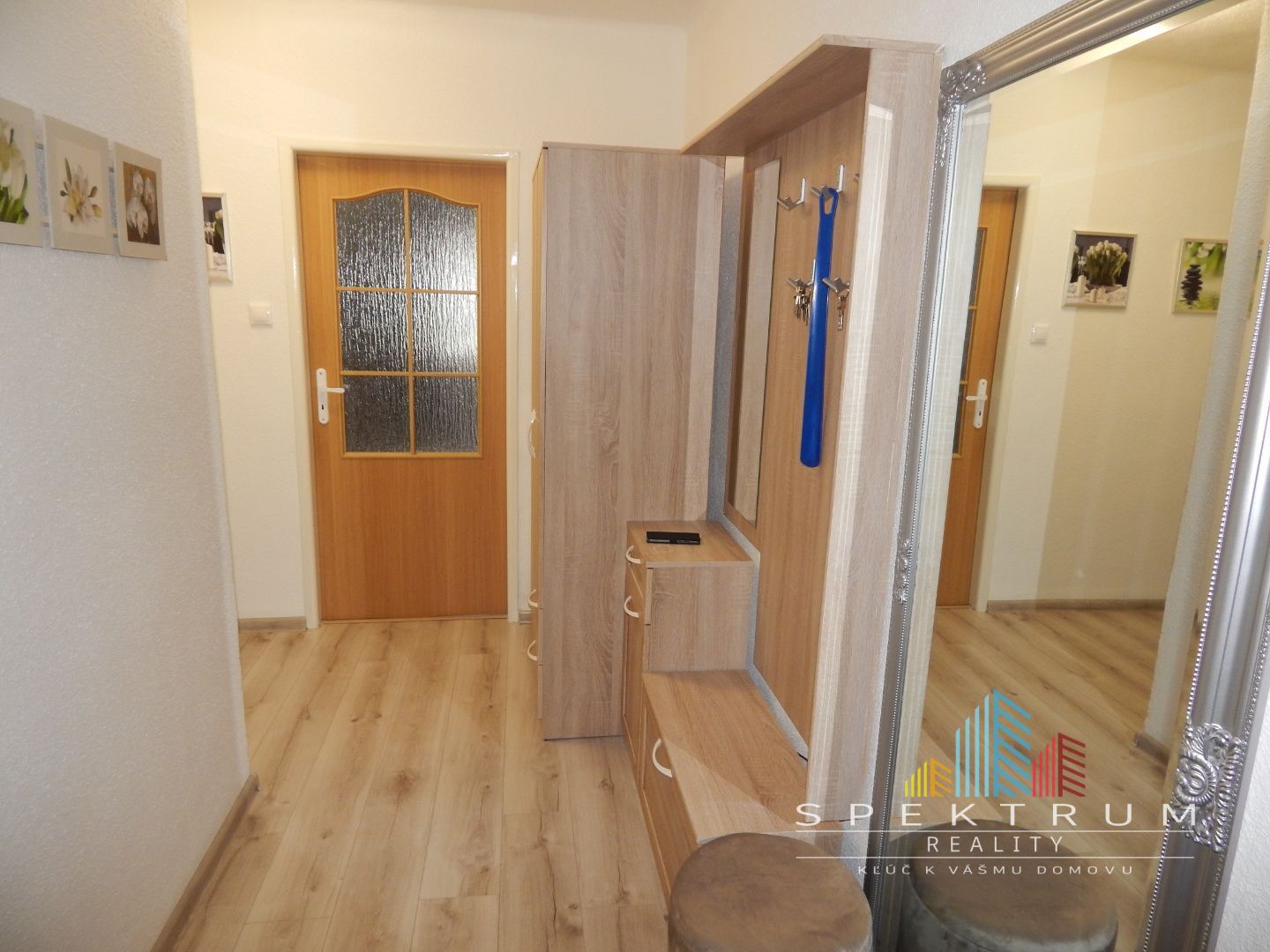 SPEKTRUM REALITY- Na PRENÁJOM komplet rekonštruovaný, zariadený 2- izbový byt, 62.8 m2, Handlová, 29.Augusta