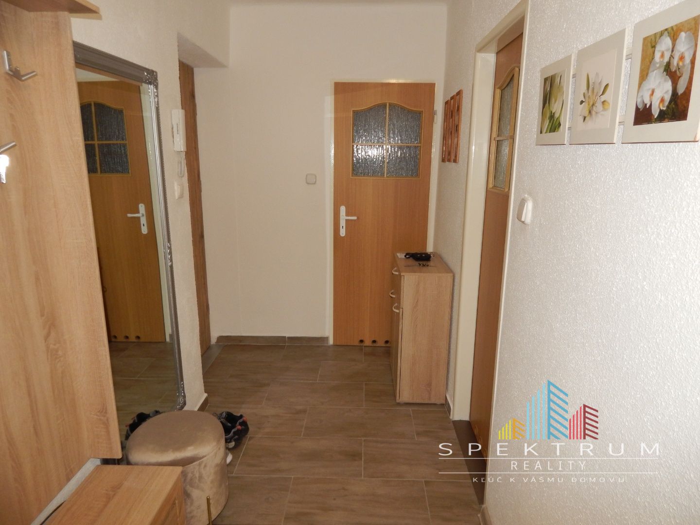SPEKTRUM REALITY- Na PRENÁJOM komplet rekonštruovaný, zariadený 2- izbový byt, 62.8 m2, Handlová, 29.Augusta