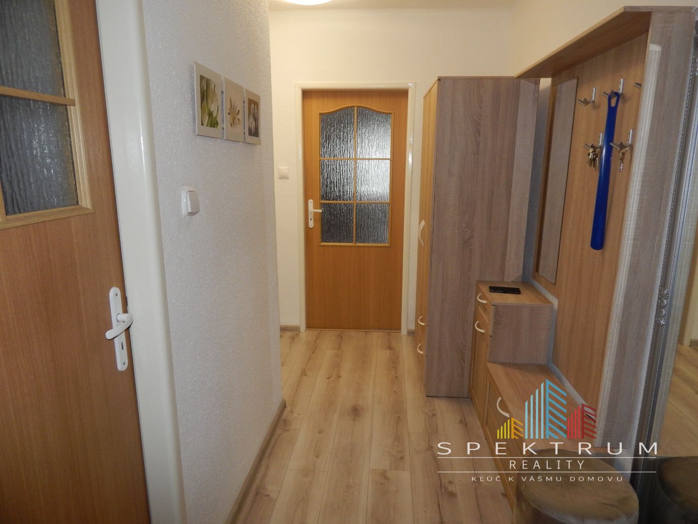 SPEKTRUM REALITY- Na PRENÁJOM komplet rekonštruovaný, zariadený 2- izbový byt, 62.8 m2, Handlová, 29.Augusta