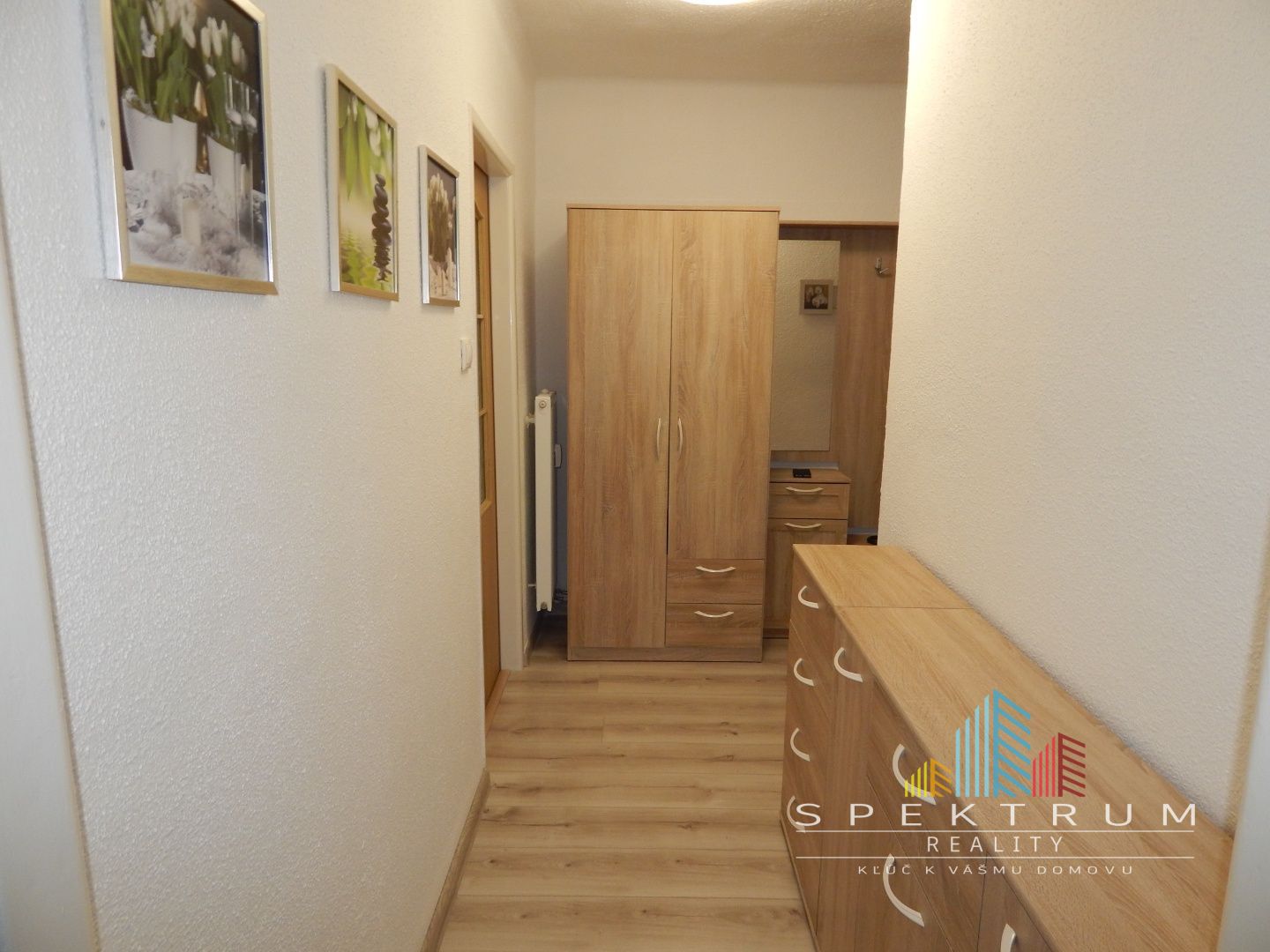 SPEKTRUM REALITY- Na PRENÁJOM komplet rekonštruovaný, zariadený 2- izbový byt, 62.8 m2, Handlová, 29.Augusta
