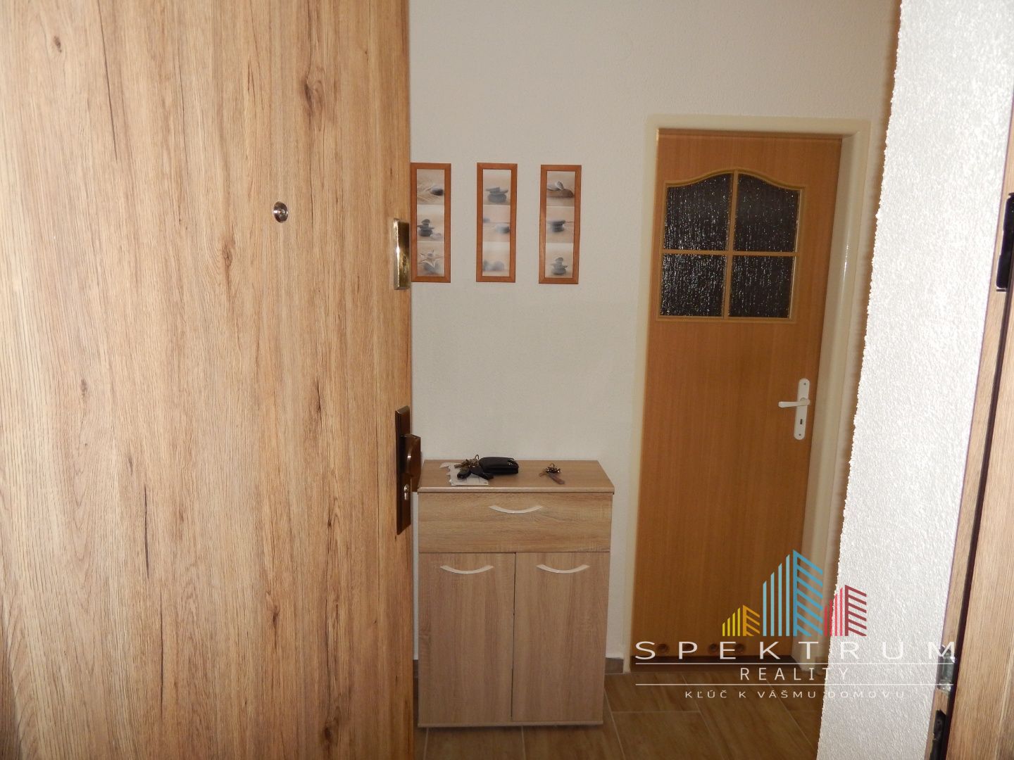 SPEKTRUM REALITY- Na PRENÁJOM komplet rekonštruovaný, zariadený 2- izbový byt, 62.8 m2, Handlová, 29.Augusta