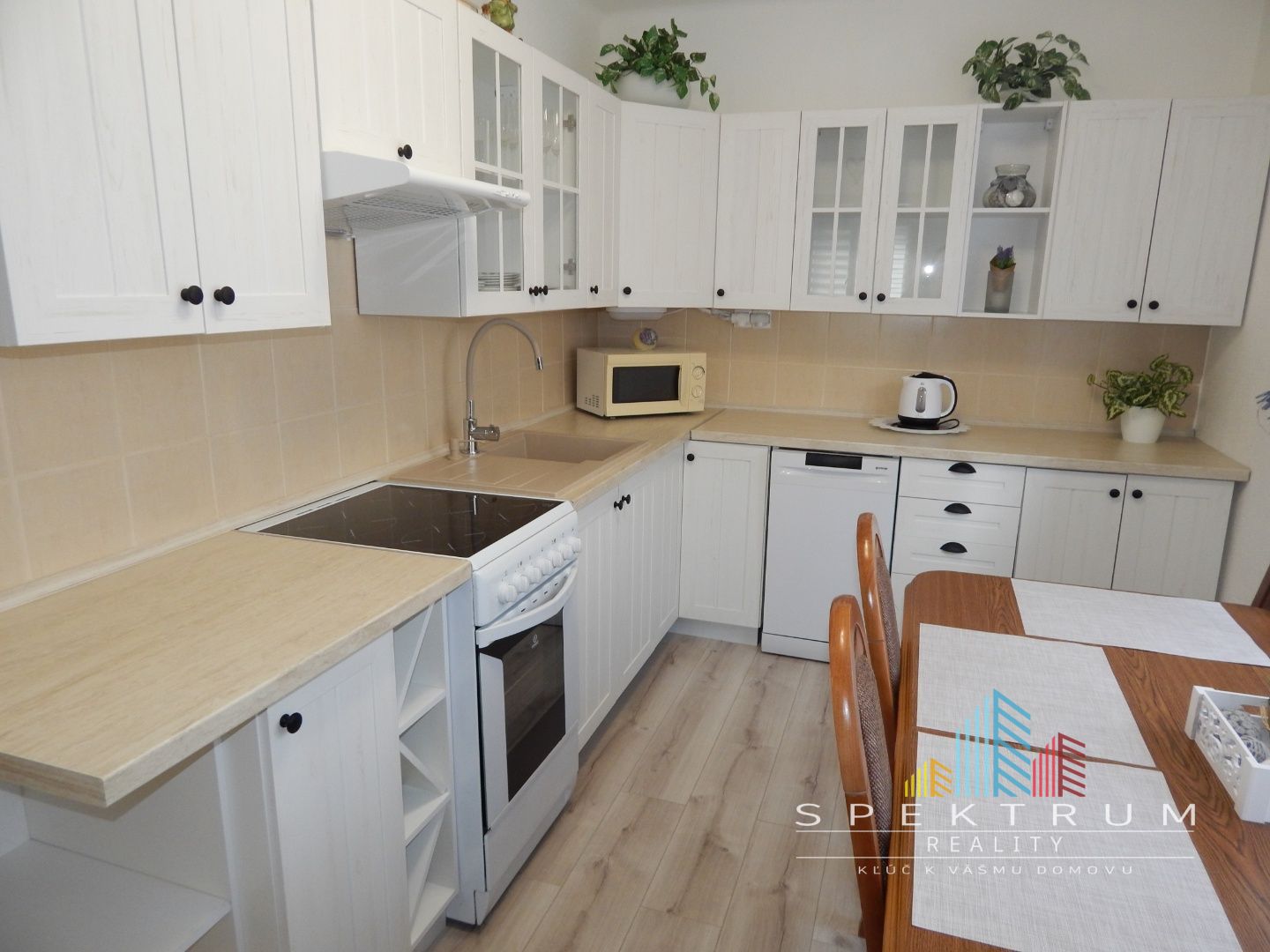 SPEKTRUM REALITY- Na PRENÁJOM komplet rekonštruovaný, zariadený 2- izbový byt, 62.8 m2, Handlová, 29.Augusta