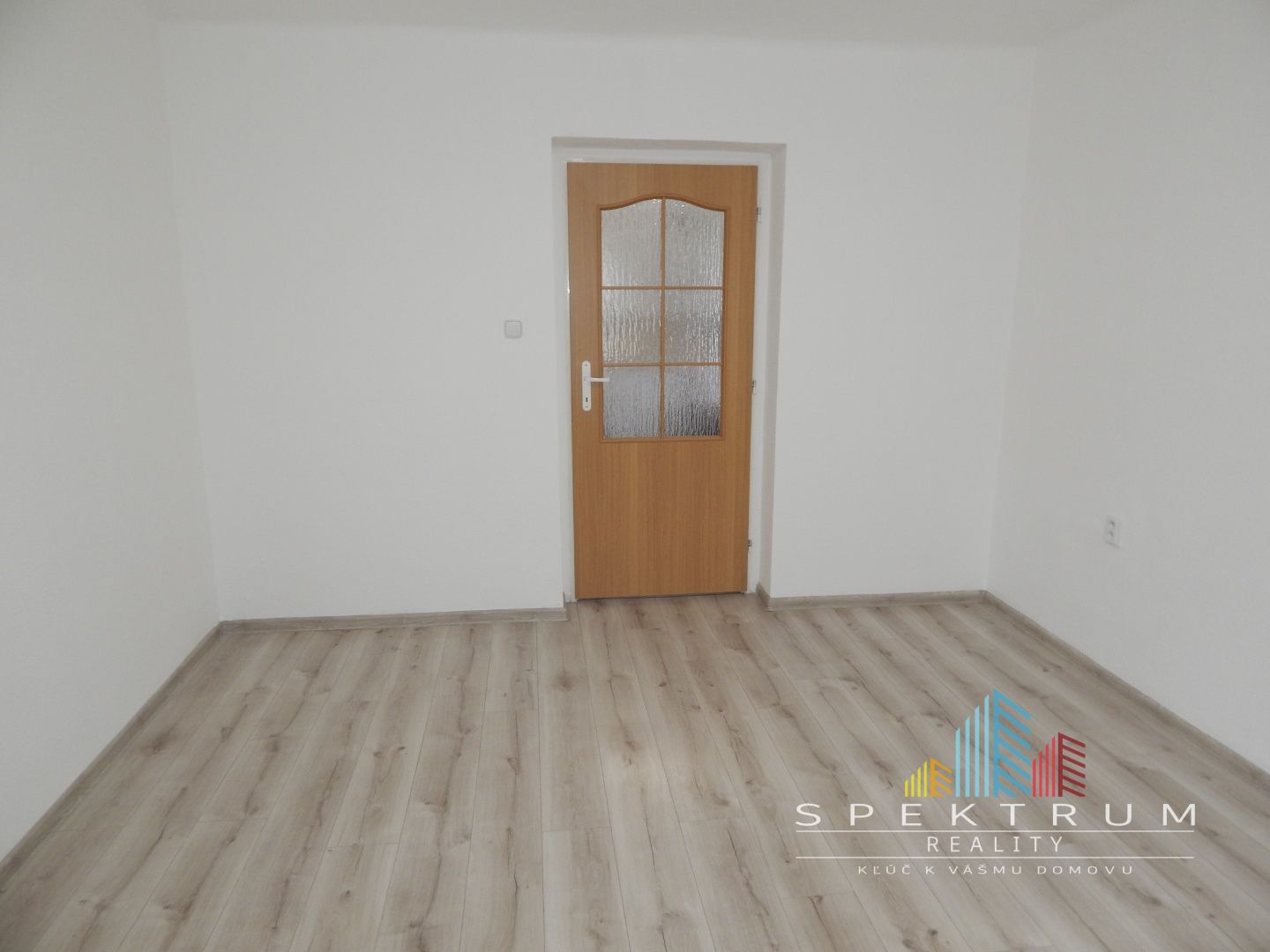 SPEKTRUM REALITY- Na PRENÁJOM komplet rekonštruovaný, zariadený 2- izbový byt, 62.8 m2, Handlová, 29.Augusta
